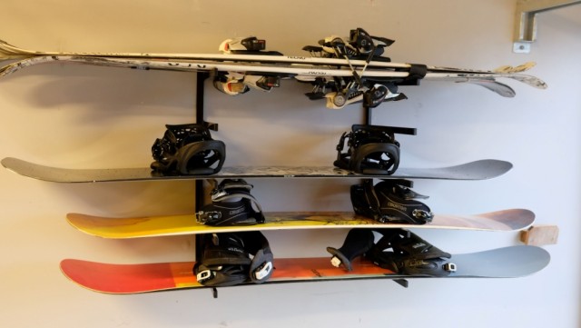 Her vises snow board  med forskjellig skiutstyr. 5 hyller totalt. Det er plass til 3 par alpinski , eller 6 par langrennski.