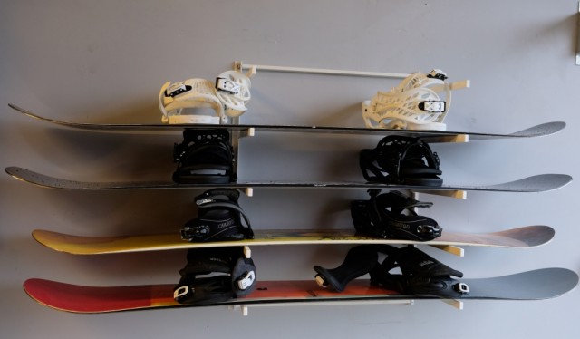 Her vises snow board stativ. 5 hyller totalt. Det er plass til 3 par alpinski, eller 6 par langrennsski  på hver hylle.
